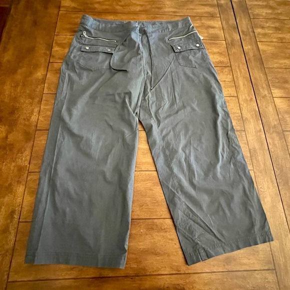Danskin Now Gray Yoga Capri Pants Womens Size Large W-34 Pockets Stretch H13-01